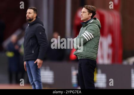 Scott Parker (à droite), entraîneur de Burnley, sur la ligne de touche lors du Sky Bet Championship match au stade bet365, Stoke-on-Trent. Date de la photo : samedi 30 novembre 2024. Banque D'Images