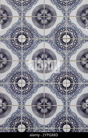 Carreaux muraux Azulejos vernissés traditionnels portugais à motif coloré, Algarve, Portugal Banque D'Images