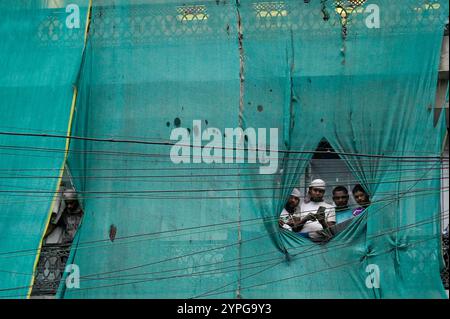 Kolkata, Inde. 29 novembre 2024. KOLKATA, INDE - NOVEMBRE 29 : des personnes curieuses regardant un rassemblement de protestation contre l'arrestation du moine ISKCON et dirigeant hindou du Bangladesh Chinmoy Krishna Das près du bureau adjoint du Haut-commissariat du Bangladesh le 29 novembre 2024 à Kolkata, en Inde. (Photo de Samir Jana/Hindustan Times/Sipa USA) crédit : Sipa USA/Alamy Live News Banque D'Images