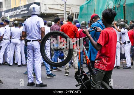 Kolkata, Inde. 29 novembre 2024. KOLKATA, INDE - NOVEMBRE 29 : un enfant curieux regardant le rassemblement de protestation contre l'arrestation du moine ISKCON et dirigeant hindou du Bangladesh Chinmoy Krishna Das près du bureau adjoint du Haut-commissariat du Bangladesh le 29 novembre 2024 à Kolkata, en Inde. (Photo de Samir Jana/Hindustan Times/Sipa USA) crédit : Sipa USA/Alamy Live News Banque D'Images