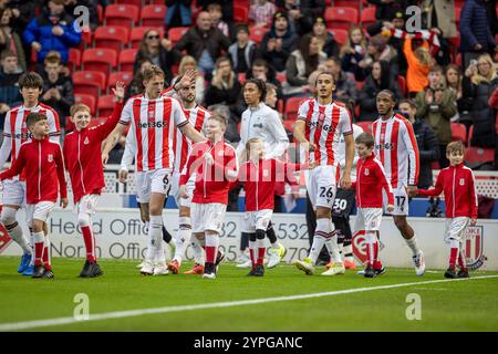 30 novembre 2024 ; Bet365 Stadium, Stoke, Staffordshire, Angleterre; EFL Championship Football, Stoke City contre Burnley ; les joueurs sortent du tunnel Banque D'Images