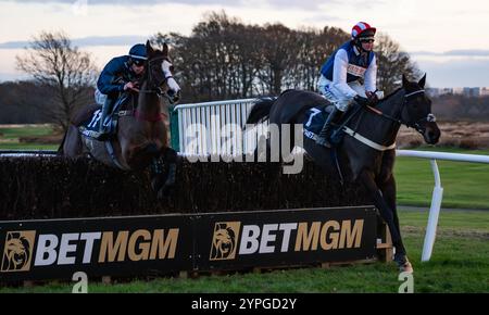 Newcastle, Royaume-Uni, samedi 30 novembre 2024 ; Frero Banbou et le jockey Ned Fox remportent le BetMGM Rehearsal handicap Chase pour l’entraîneur Venetia Williams et le propriétaire Mr P. Davies. Crédit JTW Equine images / Alamy. Banque D'Images