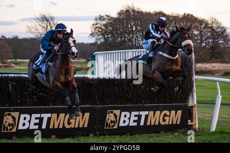 Newcastle, Royaume-Uni, samedi 30 novembre 2024 ; Frero Banbou et le jockey Ned Fox remportent le BetMGM Rehearsal handicap Chase pour l’entraîneur Venetia Williams et le propriétaire Mr P. Davies. Crédit JTW Equine images / Alamy. Banque D'Images