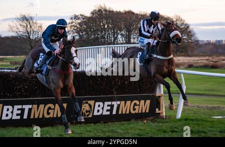 Newcastle, Royaume-Uni, samedi 30 novembre 2024 ; Frero Banbou et le jockey Ned Fox remportent le BetMGM Rehearsal handicap Chase pour l’entraîneur Venetia Williams et le propriétaire Mr P. Davies. Crédit JTW Equine images / Alamy. Banque D'Images