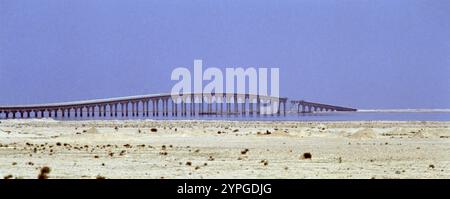 Première guerre du Golfe : 15 mars 1991. Le pont endommagé vers l'île de Bubiyan dans le nord-est du Koweït. Quatre travées du pont ont été détruites par des avions américains pendant la période précédant la guerre terrestre à la fin février. Le pont a finalement été réparé en 1999. Banque D'Images