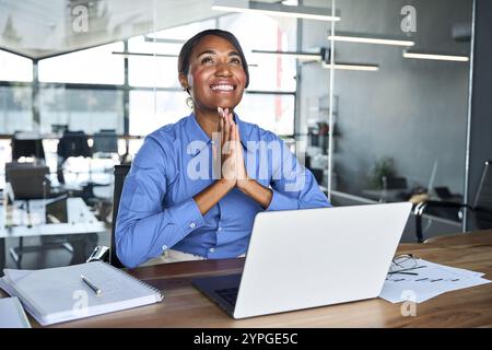 Heureuse femme d'affaires africaine se sent excitée par de bons résultats de travail financier. Banque D'Images