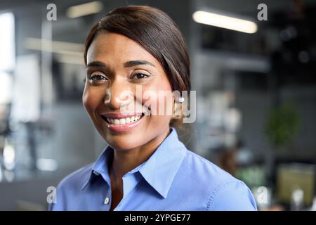 Confiante jeune femme d'affaires africaine souriante au bureau, portrait de tête. Banque D'Images