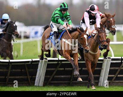 Newbury, Royaume-Uni. 30 novembre 2024. Navajo Indy monté par Gavin Sheehan (casquette verte et noire) franchit le dernier obstacle devant notre champ monté par Freddie Gordon (casquette rose et noire) avant de remporter la course de handicap intermédiaire 2,25 du Coral Racing Club à Newbury Racecourse, Newbury photo de Paul Blake/Alamy Sports News Banque D'Images