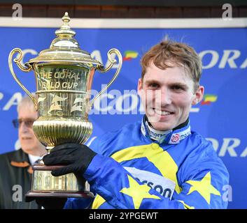 Newbury, Royaume-Uni. 30 novembre 2024. Le jockey Harry Cobden célèbre avec le trophée de la Gold Cup à Newbury Racecourse, Newbury photo de Paul Blake/Alamy Sports News Banque D'Images