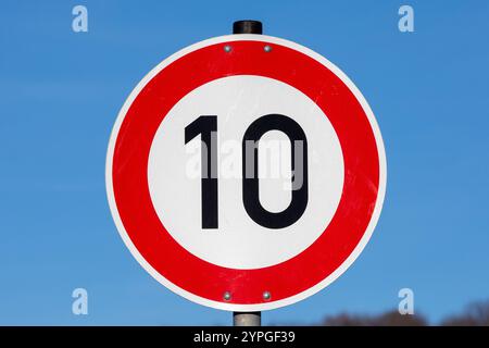Panneau de contrôle de vitesse de 10 km/h sur Urban Street Banque D'Images