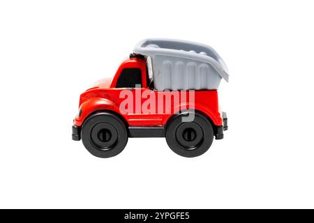 camion jouet pour enfants en plastique rouge sur fond transparent. png. Banque D'Images