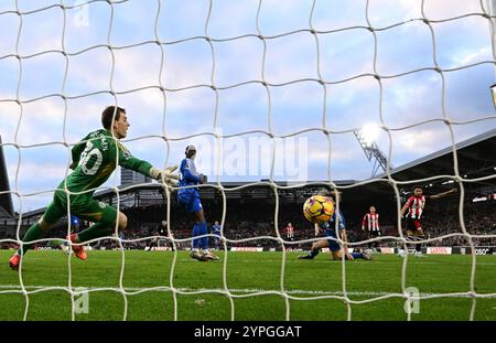 30 novembre 2024 ; Gtech Community Stadium, Brentford, Londres, Angleterre; premier League Football, Brentford contre Leicester City ; Kevin Schade de Brentford tire et marque à la 27e minute pour 2-1 Banque D'Images