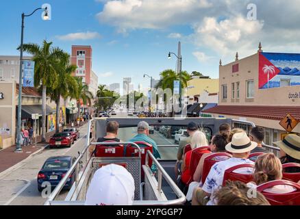 Miami, Floride, États-Unis - 3 décembre 2023 : les gens sur le pont supérieur d'un bus touristique à impériale à toit ouvert qui traverse Little Cuba Banque D'Images