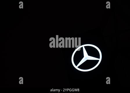 Berlin, Allemagne. 17 novembre 2024. Le logo Mercedes Benz, l'étoile Mercedes, brille au-dessus d'un concessionnaire automobile. Crédit : Hauke Schröder/dpa/Alamy Live News Banque D'Images