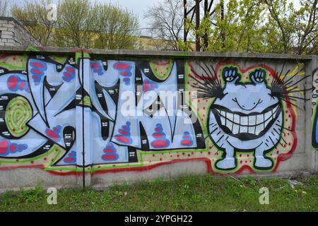 Graffiti, le mot WOWK est une clôture en béton blanche et grise. Dessins et inscriptions sur le mur représentant Krumm de la série Aaahh ! ! ! De vrais monstres. Banque D'Images