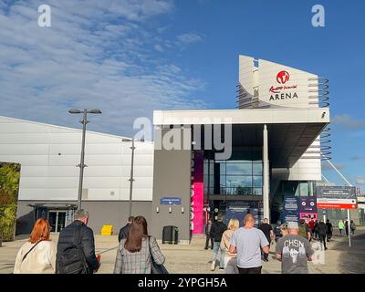 Birmingham, Angleterre, Royaume-Uni - 16 mars 2024 : les gens marchent vers la salle de concert Resorts World au NEC National Exhibition Centre Banque D'Images