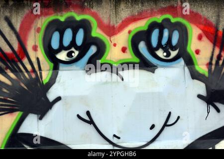 Graffiti, le mot WOWK est une clôture en béton blanche et grise. Dessins et inscriptions sur le mur représentant Krumm de la série Aaahh ! ! ! De vrais monstres. Banque D'Images