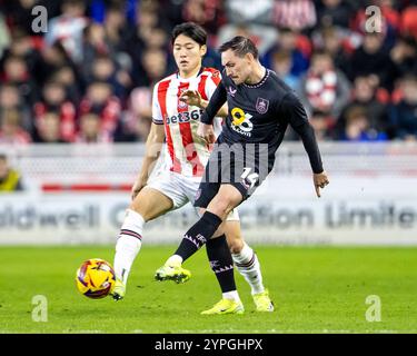 30 novembre 2024 ; Bet365 Stadium, Stoke, Staffordshire, Angleterre; EFL Championship Football, Stoke City contre Burnley ; Connor Roberts de Burnley traverse le ballon Banque D'Images