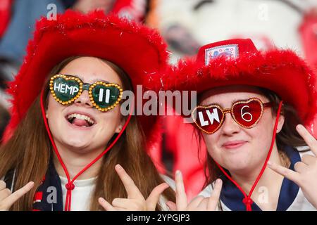 Les fans arrivent au stade de Wembley avant le match amical international féminin Angleterre vs États-Unis au stade de Wembley, Londres, Royaume-Uni, le 30 novembre 2024 (photo par Izzy Poles/News images) Banque D'Images