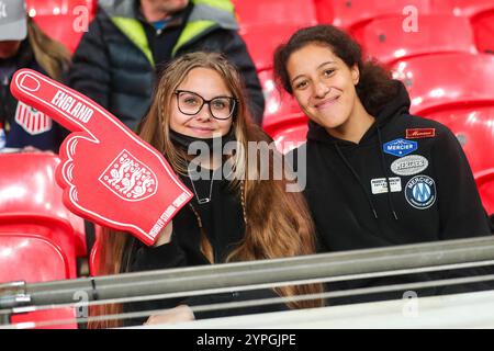 Les fans arrivent au stade de Wembley avant le match amical international féminin Angleterre vs États-Unis au stade de Wembley, Londres, Royaume-Uni, le 30 novembre 2024 (photo par Izzy Poles/News images) Banque D'Images