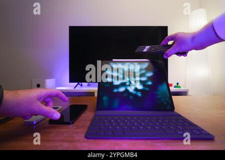 Télécommande de télévision par ordinateur de poche et appareils électroniques de smartphone intérieur de la maison écran de verrouillage multitâche code PIN Banque D'Images