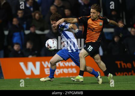 Anthony Mancini de Hartlepool United se bat pour la possession avec Ryan Glover de Barnet lors du match de Vanarama National League entre Hartlepool United et Barnet au Victoria Park, Hartlepool, samedi 30 novembre 2024. (Photo : Mark Fletcher | mi News) crédit : MI News & Sport /Alamy Live News Banque D'Images