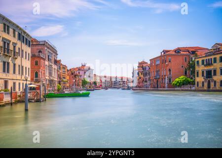 Grand canal à Venise à San Marcuola Casino vue depuis Campo San Geremia. Photographie longue exposition. Région de Vénétie, Italie Banque D'Images