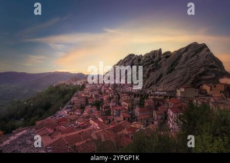 Village Pietrapertosa dans les Apennins au coucher du soleil. Dolomiti Lucane, région de Basilicate, Italie. Banque D'Images