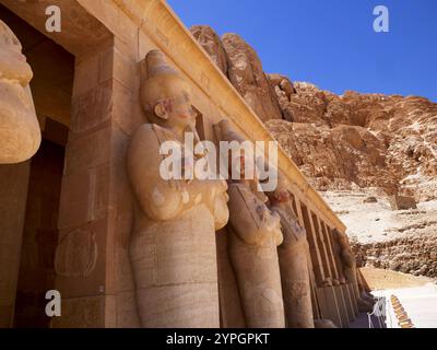 Statues d'Osiris d'Hatchepsout au temple mortuaire de la reine Hatchepsout, Deir-el-Bahari, Égypte Banque D'Images