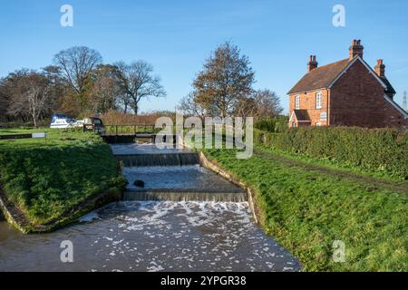 Écluse de Papercourt et déversoir avec chalet de gardien d'écluse sur le canal de navigation de la rivière Wey, Surrey, Angleterre, Royaume-Uni, un matin ensoleillé de novembre Banque D'Images