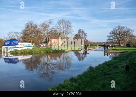 Écluse de Papercourt et déversoir avec chalet de gardien d'écluse sur le canal de navigation de la rivière Wey, Surrey, Angleterre, Royaume-Uni, un matin ensoleillé de novembre Banque D'Images