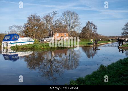 Écluse de Papercourt et déversoir avec chalet de gardien d'écluse sur le canal de navigation de la rivière Wey, Surrey, Angleterre, Royaume-Uni, un matin ensoleillé de novembre Banque D'Images