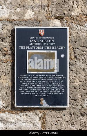 Plaque Jane Austen sur le mur de la tour de la Maison de Dieu Southampton, Angleterre, commémorant ses visites à Un Southampton A Spa Resort Banque D'Images