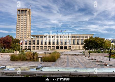 Le Havre City Hall Hôtel de ville bâtiment extérieur Hôtel de ville tôt le matin Blue Sky High altitude nuages Banque D'Images