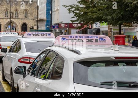 Taxis autorisés bordés sur High Street Southampton Angleterre UK Taxi Rank attendant les clients Banque D'Images