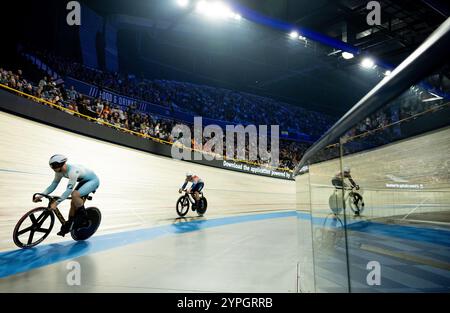 APELDOORN - Harry Lavreysen en action lors du sprint final de l'UCI Track Champions League à Omnisport. C'était le troisième tour de la compétition de cyclisme sur piste. ANP IRIS VAN DEN BROEK Banque D'Images