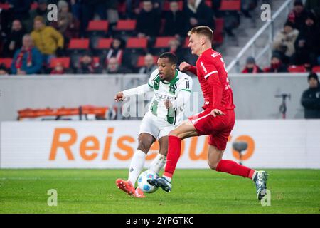 Alassane Plea (Borussia Moenchengladbach, #14) im Zweikampf mit Philipp Lienhart (SC Freiburg, #03), GER, SC Freiburg (SCF) vs Borussia Moenchengladbach (BMG), Fussball Bundesliga, 12. Spieltag, saison 2024/2025, 30.11.2024 la réglementation DFB/DFL interdit toute utilisation de photographies comme séquences d'images et/ou quasi-vidéo Foto : Eibner-Pressefoto/Michael Memmler Banque D'Images