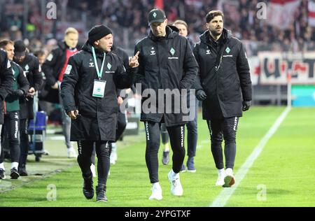 30.11.2024, wohninvest Weserstadion, Brême, GER, 1.FBL SV Werder Bremen v. VfB Stuttgart im Bild/photo montre Halbzeitpause. 1:1. Co-entraîneur Tom Cichon (Werder Brême) und entraîneur Ole Werner (Werder Brême) Foto © nordphoto GmbH/Tauchnitz LA RÉGLEMENTATION DFB INTERDIT TOUTE UTILISATION DE PHOTOGRAPHIES COMME SÉQUENCES D'IMAGES ET/OU QUASI-VIDÉO. Banque D'Images