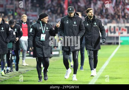 30.11.2024, wohninvest Weserstadion, Brême, GER, 1.FBL SV Werder Bremen v. VfB Stuttgart im Bild/photo montre Halbzeitpause. 1:1. Co-entraîneur Tom Cichon (Werder Brême) und entraîneur Ole Werner (Werder Brême) Foto © nordphoto GmbH/Tauchnitz LA RÉGLEMENTATION DFB INTERDIT TOUTE UTILISATION DE PHOTOGRAPHIES COMME SÉQUENCES D'IMAGES ET/OU QUASI-VIDÉO. Banque D'Images