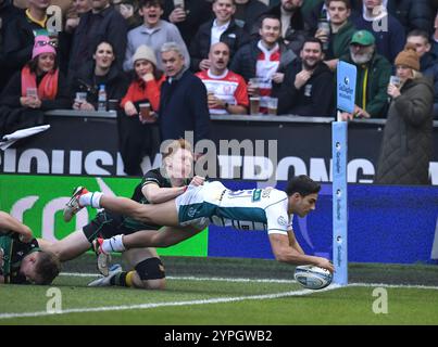 Santi Carreras de Gloucester Rugby s'essaye lors du Gallagher Premiership Rugby match entre Northampton Saints et Gloucester Rugby au Cinch Stadium le 30 novembre 2024 à Londres, en Angleterre. Banque D'Images