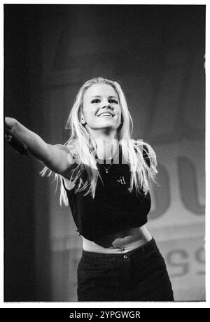 KERRY KATONA, ATOMIC KITTEN, ORIGINAL LINE-UP, 2000 : Kerry Katona d'Atomic Kitten sur le Smash Hits 2000 Tour jouant en direct au Cardiff International Arena CIA à Cardiff le 30 novembre 2000. Photographie : ROB WATKINS. INFO : Atomic Kitten, un girl Group britannique formé en 1998, a connu un succès majeur au début des années 2000 avec des tubes comme Whole Again et The Tide Is High. Connus pour leurs airs pop accrocheurs et leurs harmonies, ils sont devenus des icônes de la musique pop britannique. Banque D'Images