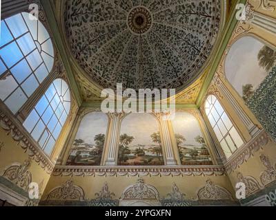 Istanbul, TR - Oct 23, 2024 les appartements de la reine mère dans le palais de Topkapi mélangent des carreaux turcs Iznik du XVIIe siècle avec des carreaux européens du XVIIIe au XIXe siècle Banque D'Images