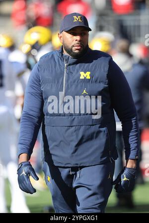 Columbus, États-Unis. 30 novembre 2024. L'entraîneur-chef des Michigan Wolverines, Sherrone Moore, marche sur le terrain avant le match des Wolverines contre les Ohio State Buckeyes à Columbus, Ohio, le samedi 30 novembre 2024. Photo de Aaron Josefczyk/UPI crédit : UPI/Alamy Live News Banque D'Images