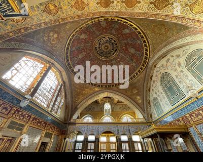 Istanbul, TR - Oct 23, 2024 la salle impériale du harem du Palais de Topkapi est sa plus grande salle en forme de dôme, avec un somptueux décor ottoman, des carreaux complexes, GI Banque D'Images