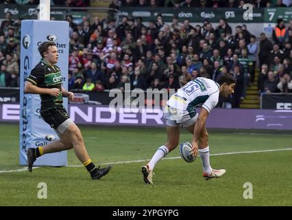 Santi Carreras de Gloucester Rugby passe sous le poste pour marquer un essai lors du Gallagher Premiership Rugby match entre Northampton Saints et Gloucester Rugby au Cinch Stadium le 30 novembre 2024 à Londres, en Angleterre. Banque D'Images