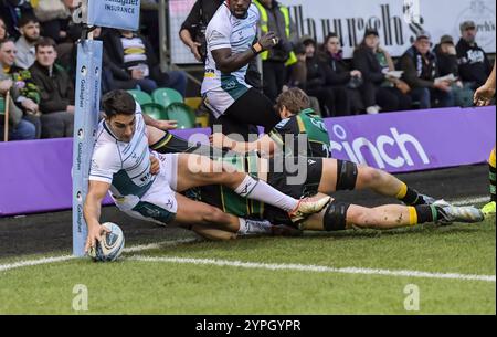 Santi Carreras de Gloucester Rugby va essayer mais est désavoué lors du Gallagher Premiership Rugby match entre Northampton Saints et Gloucester Rugby au Cinch Stadium le 30 novembre 2024 à Londres, en Angleterre. Banque D'Images