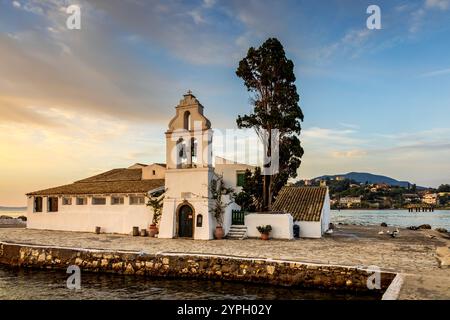 Pittoresque monastère Saint de Vlacherna au lever du soleil à Corfou, Grèce Banque D'Images