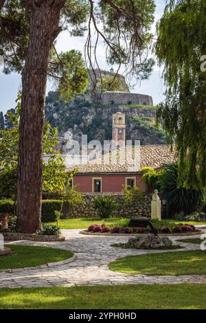 Vue de la vieille forteresse vénitienne depuis le jardin du peuple dans la ville de Kerkyra sur l'île de Corfou en Grèce Banque D'Images