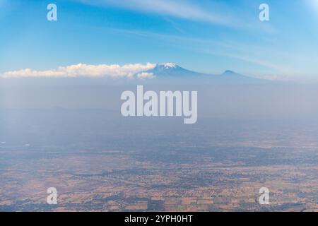 Vue aérienne du mont Kilimandjaro, vu en route d'Arusha, Tanzanie, à Zanzibar. Banque D'Images