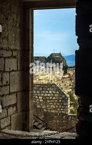 Vue vers la vieille forteresse depuis la nouvelle forteresse de la vieille ville de Corfou, également connue sous le nom de Kerkyra, Corfou, Grèce Banque D'Images